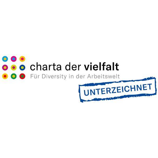 Logo der „Charta der Vielfalt“ mit farbigen Punkten und dem Stempel „Unterzeichnet“