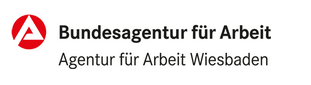 Logo der Bundesagentur für Arbeit mit dem Zusatz „Agentur für Arbeit Wiesbaden“. Links befindet sich ein roter Kreis mit einem stilisierten weißen Pfeil darin. Rechts daneben steht der Schriftzug „Bundesagentur für Arbeit“ und darunter „Agentur für Arbeit Wiesbaden“.