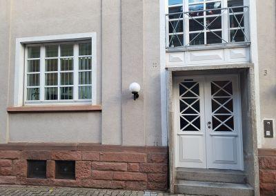 Zentrum für Weiterbildung – Standort Dieburg Hauseingang des Zentrums für Weiterbildung in Dieburg mit Doppeltür und Fensterfront in einem Altbau mit rotem Sockelbereich.