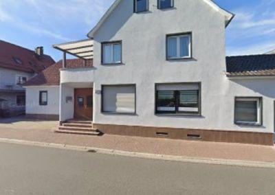 Zentrum für Weiterbildung – Standort Fürth (Odenwald) Eingangsbereich eines freistehenden Hauses in Fürth (Odenwald), in dem sich der Standort des Zentrums für Weiterbildung befindet.