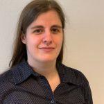 Yvonne Daniel-Schratz – Zentrum für Weiterbildung Porträt einer jungen Frau mit langen, dunkelblonden Haaren. Sie trägt eine dunkelblaue Bluse und schaut freundlich in die Kamera.