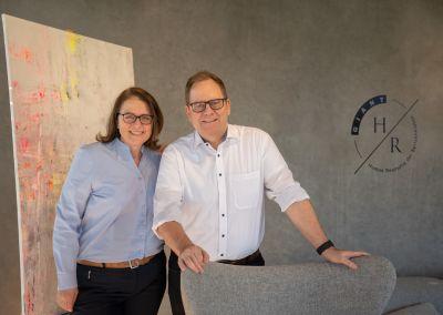 zfw-zentrum-fuer-weiterbildung-angebote-unternehmen-qualifizierung-recruiting-hr-giant Zwei Frauen im Gespräch am Tisch sitzend mit Laptop