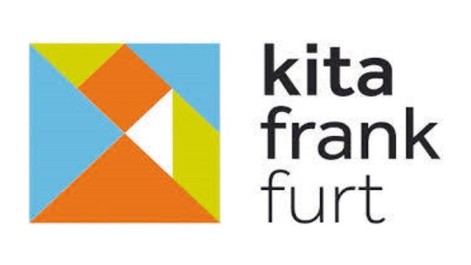 Logo von Kita Frankfurt mit farbigem Quadrat in Orange, Blau, Grün und Weiß.