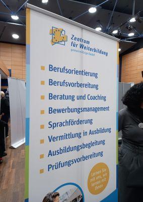 Roll-Up des Zentrums für Weiterbildung mit Auflistung von Unterstützungsangeboten für junge Menschen.