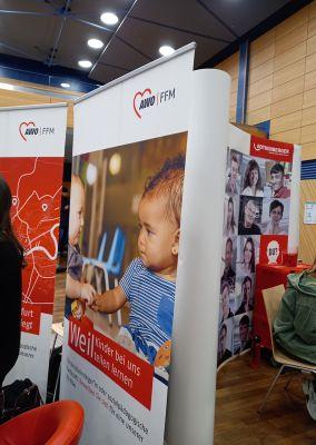 Zwei Roll-Ups der AWO Frankfurt mit Informationen zu Kinderbetreuung und sozialen Angeboten.