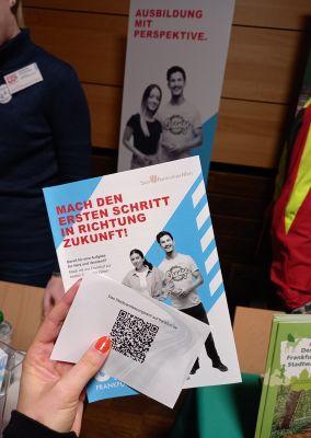 Drei große, gelbe Roll-Ups informieren über Ausbildungsberufe bei der Post. Auf dem Tisch liegen Flyer, Beutel, Schlüsselbänder und kleine Werbegeschenke. Die Gestaltung ist auffällig gelb-schwarz und vermittelt ein modernes Ausbildungsbild.