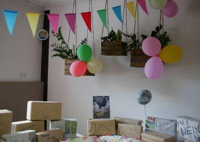 Festlich dekorierter Geschenketisch beim 40-jährigen Jubiläum des Zentrums für Weiterbildung.