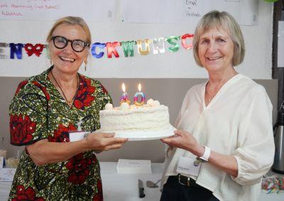 Die Gründerinnen des Zentrums für Weiterbildung präsentieren gemeinsam die Jubiläumstorte zum 40-jährigen Bestehen.