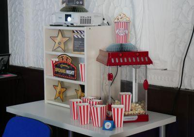 Popcornmaschine und Dekoration im Stil eines Kinos beim Tag der offenen Tür des Zentrums für Weiterbildung in Fürth.