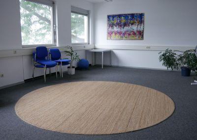 Eine Mitarbeiterin des Zentrums für Weiterbildung unterhält sich beim Tag der offenen Tür mit den Gründerinnen Barbara Wagner und Monika Brechtel.