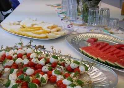 Festlich dekorierter Geschenketisch beim 40-jährigen Jubiläum des Zentrums für Weiterbildung.
